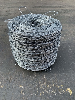 Anti-corrosion et résistant à la rouille 12 -15 fil barbelé en acier à faible teneur en carbone avec 360-1000 mm de diamètre de bobine