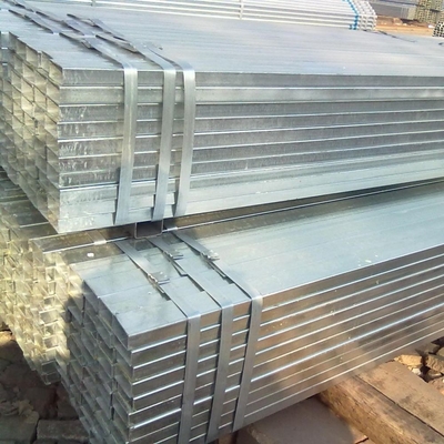 20*40 Taille personnalisée Pipe d'acier galvanisée carrée à chaud avec service de traitement par perçage et revêtue de zinc 200-700g/m2
