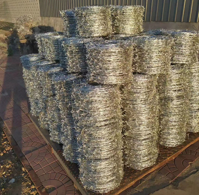 Fil de fer barbelé galvanisé à rasoir pour clôture de sécurité en treillis 12,5 calibre 18 calibre PVC revêtu de fer 50kg Vendeur à chaud