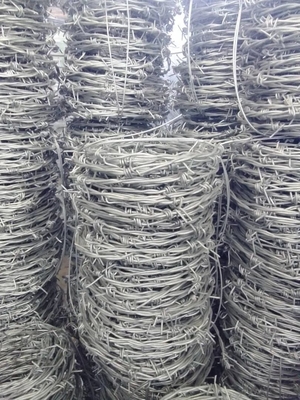 Fil de fer barbelé galvanisé à rasoir pour clôture de sécurité en treillis 12,5 calibre 18 calibre PVC revêtu de fer 50kg Vendeur à chaud