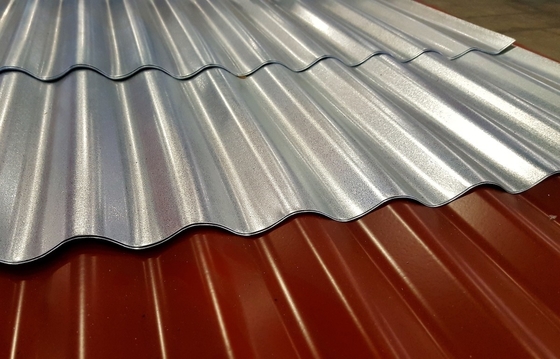 Carreaux de toiture en acier ondulé PPGI revêtus de couleur chocolatée sur mesure RAL 8017 de 0,2 à 4 mm d'épaisseur et de largeur de 600 à 1250 mm