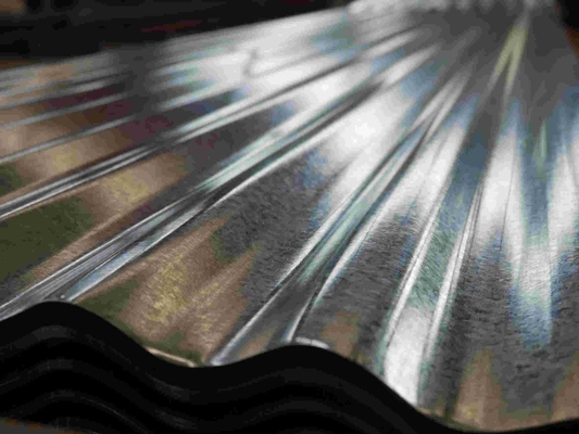Tolérance ± 1% ISO9001 Certifié 0,14-0,22 mm Plaque d'acier galvanisé ondulé pour toiture métallique