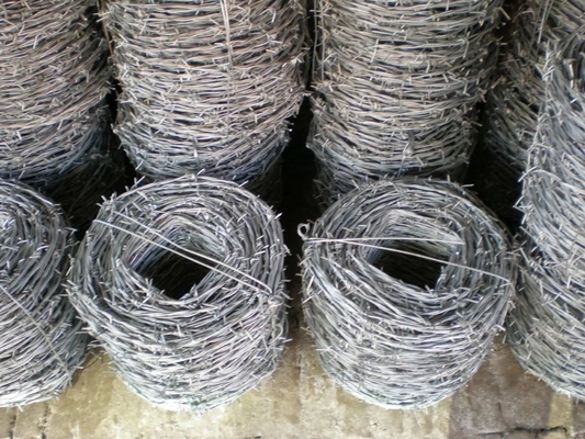 Longueur de la barbe 1,5 cm-3,0 cm Fil de fer PVC enduit ou galvanisé fil de rasoir Concertina à haute résistance à la traction