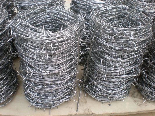 Longueur de la barbe 1,5 cm-3,0 cm Fil de fer PVC enduit ou galvanisé fil de rasoir Concertina à haute résistance à la traction