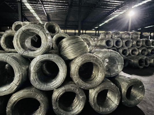 Q195 Fil d'acier à faible teneur en carbone 0,7 mm 0,8 mm 1,2 mm 1,6 mm 1,8 mm 2 mm Diamètre galvanisé à chaud pour les besoins du client