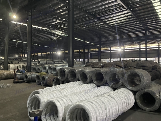 Q195 Fil d'acier à faible teneur en carbone 0,7 mm 0,8 mm 1,2 mm 1,6 mm 1,8 mm 2 mm Diamètre galvanisé à chaud pour les besoins du client