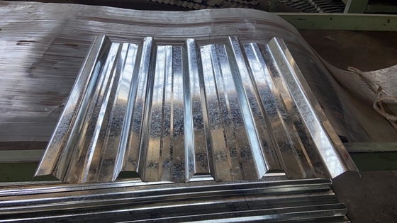 La couche de toiture galvanisée pour toiture en fer est utilisée pour la fabrication de plaques de toiture en acier.