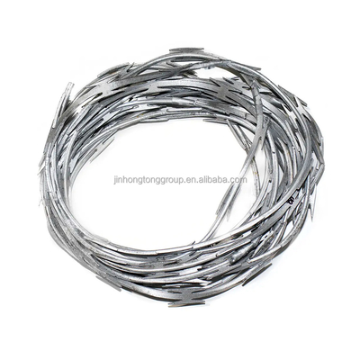 7.5cm-15cm Barbe Distance en acier inoxydable fil barbelé bobine pour la protection de l'isolation routière BTO10 BTO22 BTO30 CBT60 CBT65