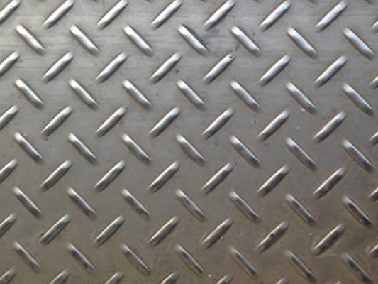 Structure de construction Plaque en acier au carbone à carreaux d'une épaisseur de 2,0 à 8 mm et d'une largeur de 125 à 1500 mm