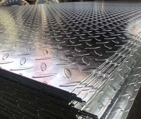 2B Finition de surface de haute précision S235JR Q235B Plaque à carreaux en acier au carbone pour matériaux de construction