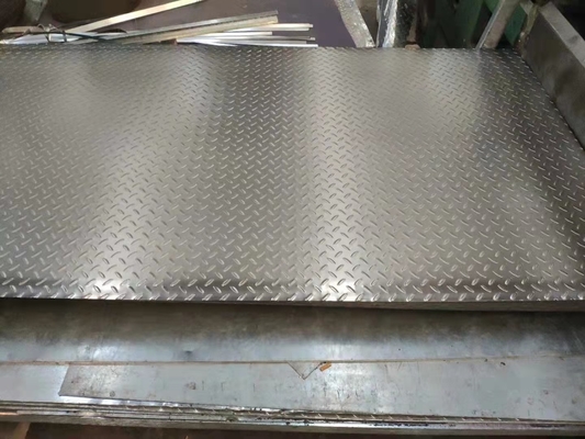 2B Finition de surface de haute précision S235JR Q235B Plaque à carreaux en acier au carbone pour matériaux de construction