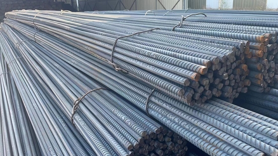 8M Longueur HRB400/500 ASTM A615 BS4449 Barres de réparation en acier au carbone Tolérance ± 1% Durable et pour la construction de bâtiments commerciaux