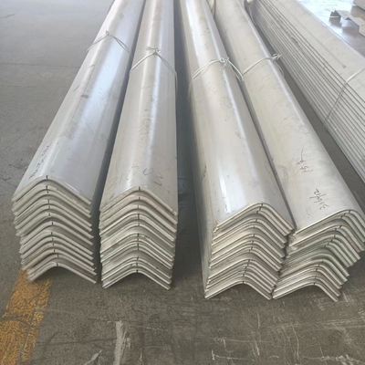 Barre d'angle en acier inoxydable de sortie Fer par kg 0,3 mm à 3,0 mm Angle L égal Barre SS avec trou pour vos projets de construction