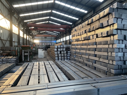 Tolérance à la non-alliage ±1% Barre plate en acier pour le premier acier 20 45 S235 SS400 ASTM A36 Fente spéciale laminée en grande demande