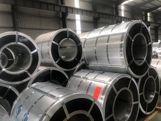 Coils d'acier au carbone revêtus de zinc de spangle ordinaire 0,8 mm 60 g 100 g 150 g 200 g pour la fabrication de feuilles ondulées à faible teneur en carbone GI / GL