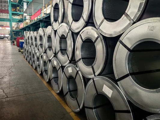Coils d'acier au carbone revêtus de zinc de spangle ordinaire 0,8 mm 60 g 100 g 150 g 200 g pour la fabrication de feuilles ondulées à faible teneur en carbone GI / GL