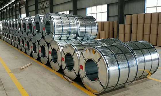 Coils d'acier au carbone revêtus de zinc de spangle ordinaire 0,8 mm 60 g 100 g 150 g 200 g pour la fabrication de feuilles ondulées à faible teneur en carbone GI / GL