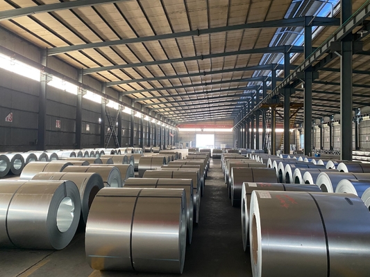 Coils d'acier au carbone revêtus de zinc de spangle ordinaire 0,8 mm 60 g 100 g 150 g 200 g pour la fabrication de feuilles ondulées à faible teneur en carbone GI / GL