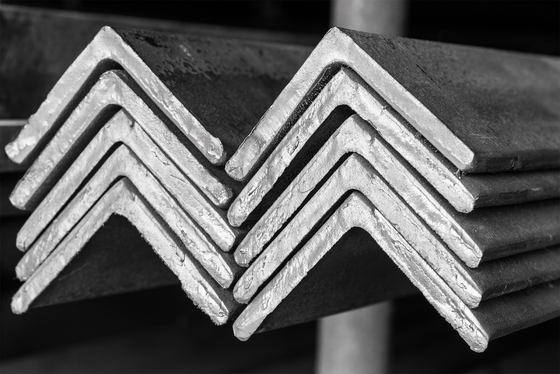 Fer d'angle en acier galvanisé S235JR-S335JR Série 3-24 mm épaisse Barre égale pour les solutions de support structurel