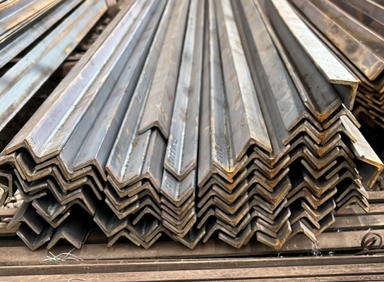 Standard AiSi Q235 Q235B Q345 Barre d'angle en acier à bords inégaux équilatéraux pour la construction de bâtiments
