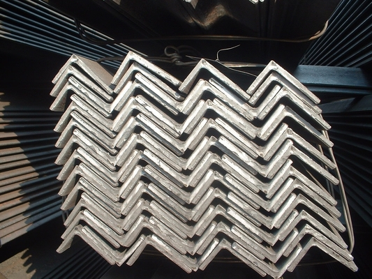 Standard AiSi Q235 Q235B Q345 Barre d'angle en acier à bords inégaux équilatéraux pour la construction de bâtiments