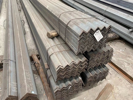 6m-12m longueur laminée à chaud à base de bords inégaux équilatéraux Barre d'angle en acier Q235 Q235B Q345 pour la construction