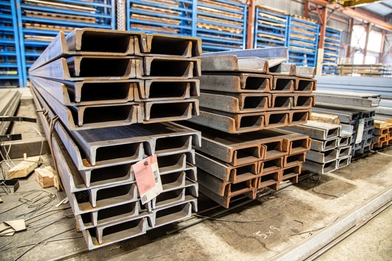 2024 Structure personnalisée galvanisée en acier à canal C en acier en forme de U pour bâtiments commerciaux non perforés