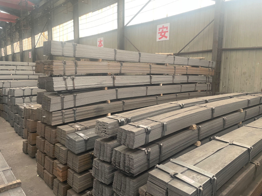 Barre plate en acier doux Q195 Q235 Q345 ss400 s45c a36 s235jr 4130 1020 en acier plat utilisée pour la construction