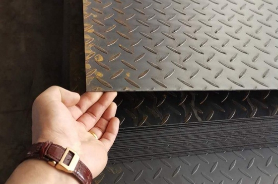 Fabrique Vente à chaud en acier laminé à chaud vérifié Q235 Ss400 en acier laminé à chaud huilé métal au carbone doux revêtu bobine d'acier à carreaux pour sol