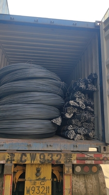 Le stockage de barres de béton de déformation, de barres de béton laminées à chaud moyennes et de barres de béton renforcées à haute/faible teneur en carbone
