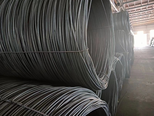 Barre d'acier déformée HRB400 laminée à chaud, fabriquée en usine, disponible en 12 mm et 16 mm pour le renforcement de la construction.