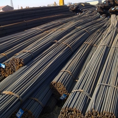 Barre d'acier déformée laminée à chaud HRB400 en 12 mm et 16 mm, idéale pour les applications de renforcement de construction.