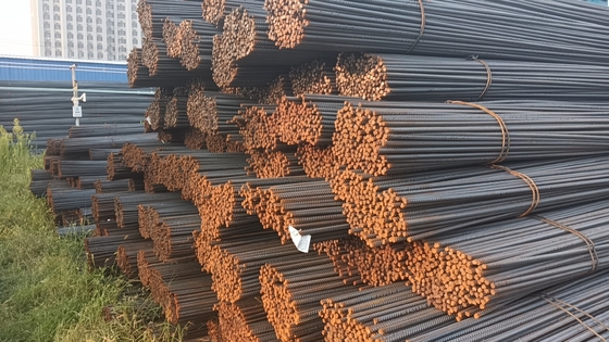 Barre d'acier déformée HRB400 fabriquée en usine, disponible en 12 mm et 16 mm, idéale pour le renforcement de la construction