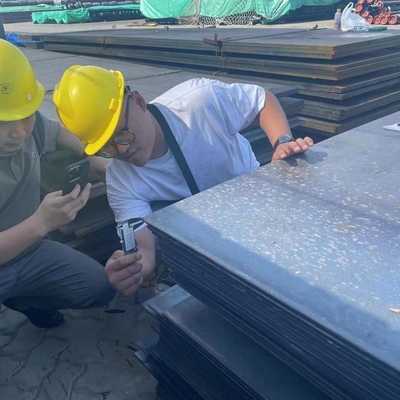 Inventaire complet des plaques d'acier au carbone laminées à chaud, de tailles 2*1250*6000 mm dans les catégories Q355, SS400 et Q195.