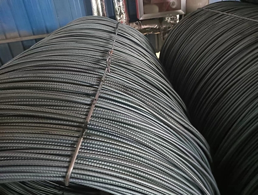 Barre d'acier déformée HRB400 produite en usine de 12 mm et 16 mm, parfaite pour le renforcement de projets de construction.