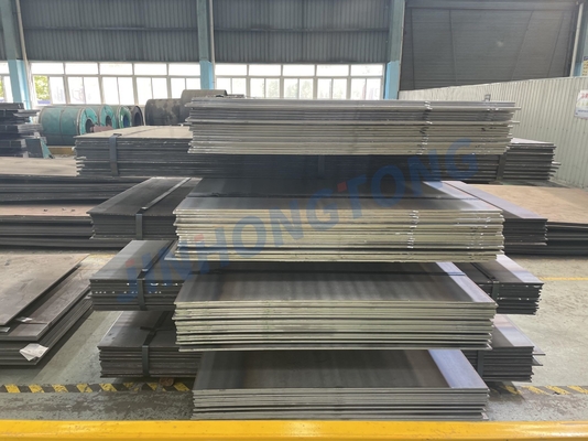 Grand inventaire de tôles d'acier au carbone laminées à chaud, disponibles dans les tailles 212506000mm, avec les qualités Q355, SS400 et Q195