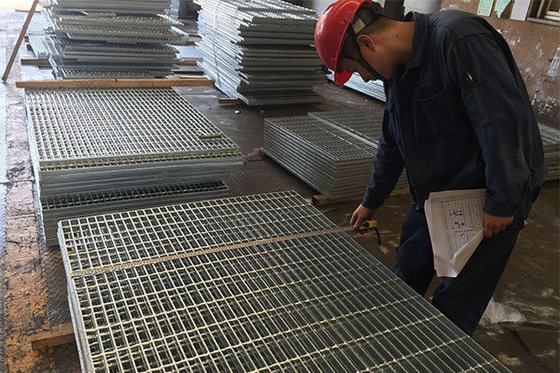 Grilles de grille en acier inoxydable assurées de qualité 201 304 316 Grilles de plancher câblées en acier inoxydable