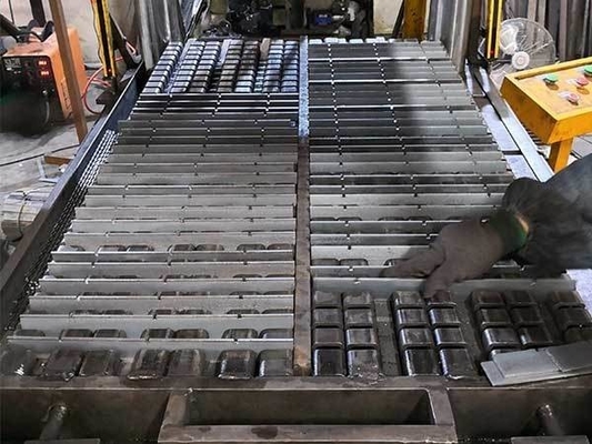 Grilles en acier galvanisé trempé à chaud 304 316 Grilles à barres à barres à dents de scie plates avec prix de gros