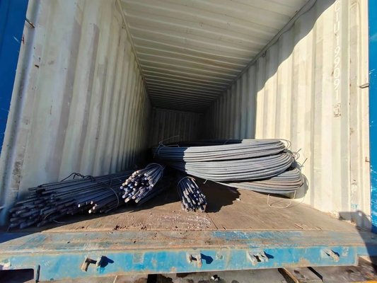 Fabrication en série de barres d'acier au carbone utilisées sur les chantiers de construction ou dans les grandes industries