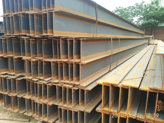 Des poutres en acier en forme de H galvanisées à chaud dans diverses spécifications, idéales pour des structures de bâtiments durables.