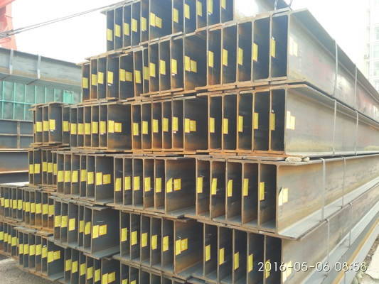 Des poutres en acier en forme de H galvanisées à chaud dans diverses spécifications, idéales pour des structures de bâtiments durables.