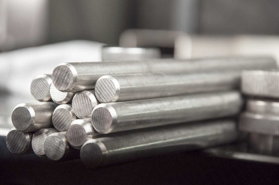 Barres rondes en acier au carbone laminées à chaud de tailles allant de 30 mm à 50 mm, disponibles dans les catégories Q245, Q345, A36, S235JR, S355JR et S275JR.