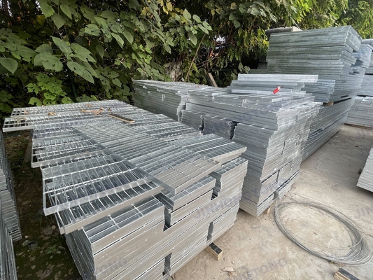 Matériau de référence Q235 201 304 316 Grature en acier galvanisé pour plancher, couverture de conduit, drainage, grille, plateforme