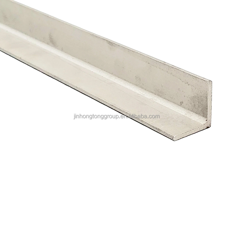 Introduction de barres galvanisées à angle égal Q235 laminées à chaud de qualité supérieure, conçues pour des projets d'ingénierie,